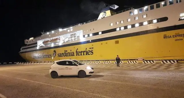 Disavventura per 334 passeggeri. Membri dell’equipaggio positivi al covid, interrompono l’imbarco