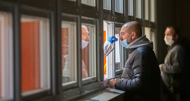 \"Cosa succede se sono positivo e non rispetto la quarantena?\". Ecco tutte le sanzioni previste