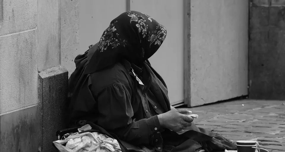 A Cagliari stop all’elemosina in strada, il sindaco Truzzu vieta di chiedere la carità ai passanti