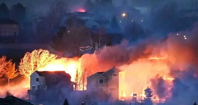 Terribile incendio in Colorado: centinaia di case di strutte e migliaia di evacuazioni