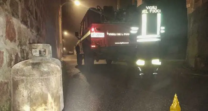 Incendio in un deposito di legname: paura a Samugheo