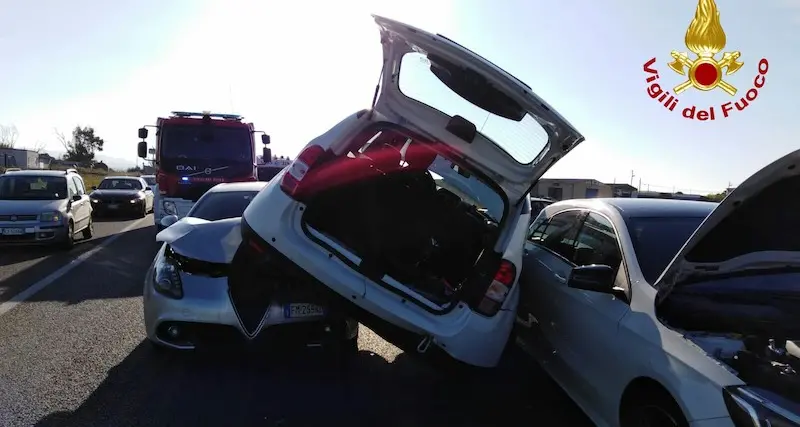 Momenti di paura sulla 554 per un incidente fra tre auto