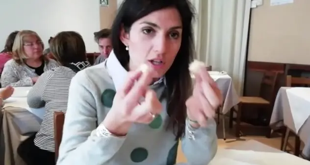 Virginia Raggi spiega a Salvini il debito di Roma con le molliche di pane