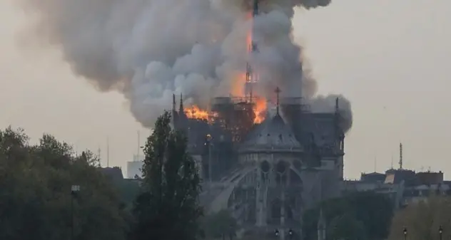 La cattedrale di Notre Dame in fiamme