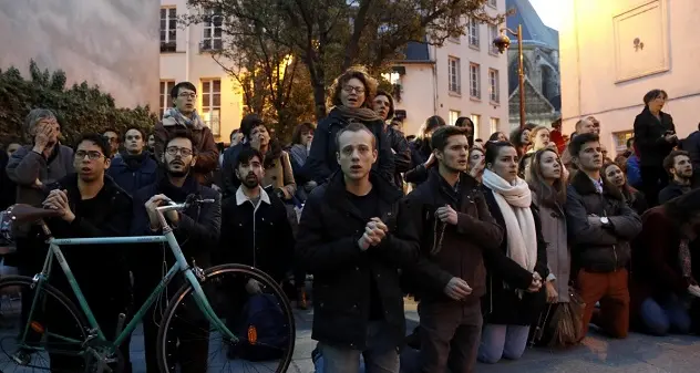 \"Sainte Marie, Mère de Dieu\", Notre Dame brucia e i parigini pregano in ginocchio davanti al disastro