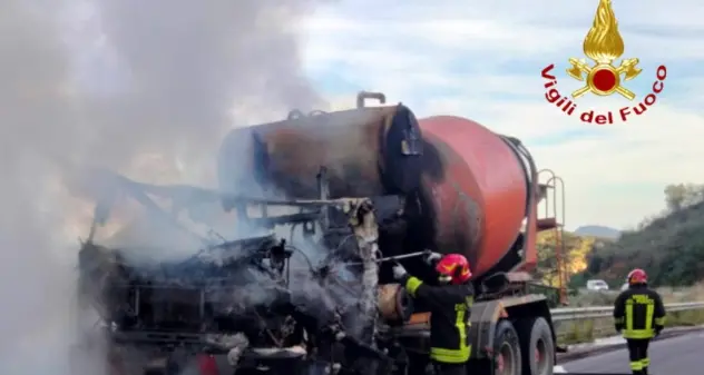 Autobetoniera in fiamme, i Vigili del fuoco intervengono sulla SP 27 nel territorio di Villagrande Strisali