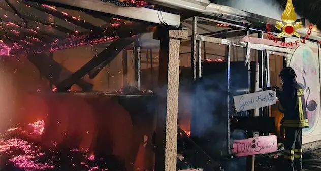 Lotzorai. Incendio nella notte: distrutto un chiosco-bar. Indagini in corso