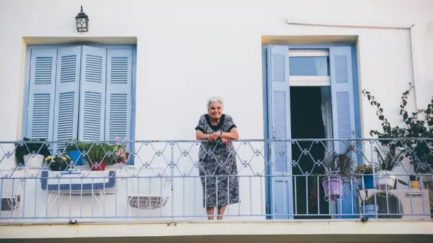 “Sa mexina de s’ogu” in Sardegna: Tzia Rosa, un’anziana guaritrice, ci spiega come si esegue questo rito senza tempo