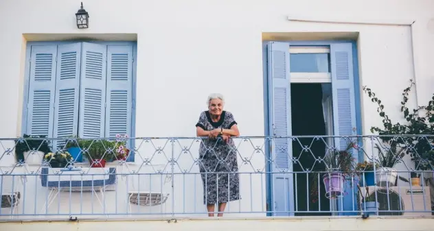 “Sa mexina de s’ogu” in Sardegna: Tzia Rosa, un’anziana guaritrice, ci spiega come si esegue questo rito senza tempo