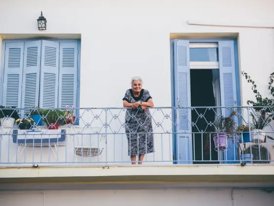 “Sa mexina de s’ogu” in Sardegna: Tzia Rosa, un’anziana guaritrice, ci spiega come si esegue questo rito senza tempo