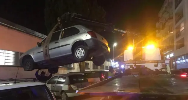 Relitti e auto abbandonate via dalle strade di Cagliari