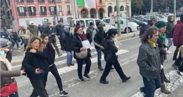 Vaccini, in piazza a Cagliari contro i provvedimenti del Governo, anche la scritta \"ebreo\"