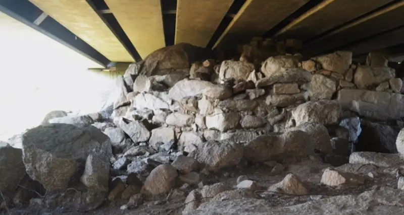 C’era una volta il nuraghe “Bevelghile”. La Statale 125 passa sopra il monumento archeologico