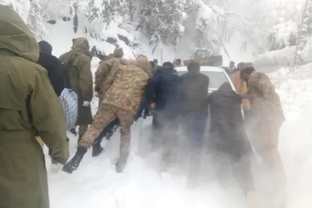 At least 20 people froze to death in cars stuck in the snow due to the influx of tourists in Murree, a mountain resort located near the capital Islamabad.\\nPakistani Interior Minister Sheikh Rashid Ahmed confirmed \\u201C20 deaths\\u201D inside stranded cars, adding more than 700 vehicles have been rescued while around 250 are still stranded.\\nMilitary and paramilitary troops are helping the local administration in rescue operations. Bad weather is interrupting the rescue operation.  \\nThe snowfall began on Tuesday night and continued till Friday with regular intervals, attracting thousands of tourists. \\nMurree, a mountain resort located about 30 kilometer northeast of the capital Islamabad. There are also reports of deaths due to snowfall related incidents in Galyat, an area of Khyber Pakhtunkhwa province adjacent to Murree.    \\nANSA/RESCUE OPERATION PICTURES PROVIDED BY MEDIA WING OF PAKISTAN ARMY EDITORIAL USE ONLY NO SALES