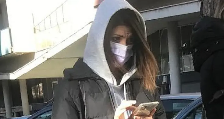 Virginia Raggi \"Nì vax\" in fila in farmacia. Calenda: \"Chiarisca se è vaccinata o fa il tampone\"