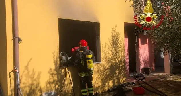 Appartamento prende fuoco a Suelli: tempestivo intervento dei Vigili del Fuoco