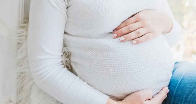 Sassari. Ha un’emorragia alla quinta settimana di gravidanza, non la possono visitare e perde il bambino