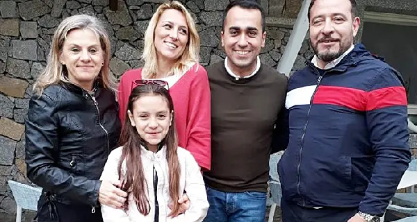 Vacanze di Pasqua in terra sarda per Di Maio e Virginia Saba. La foto del giorno
