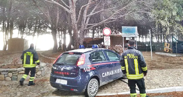 Chiosco distrutto dalle fiamme, sul posto i Carabinieri e i Vigili del Fuoco