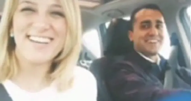 Vacanze in Sardegna per Di Maio. Il vicepremier in auto ascolta i tenores di Bitti | VIDEO