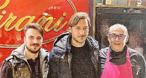 Francesco Totti da Pirani: “Grazie Capitano per essere venuto a trovarci”