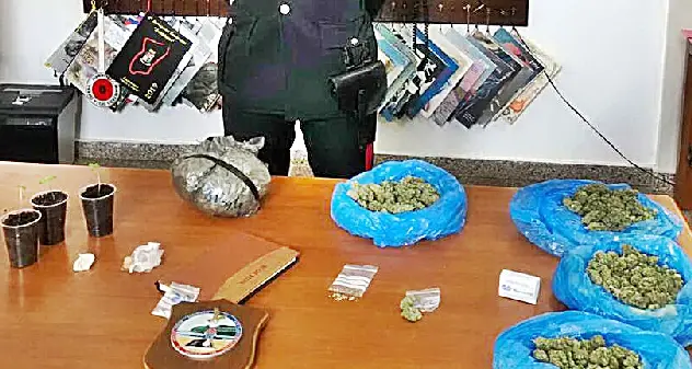 Donna 44enne scoperta con 700 dosi di droga. Arrestata a Sant’Elia