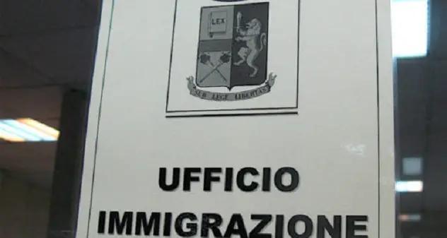 Si presenta all’Ufficio immigrazione con documento falso. Arrestato un 23enne