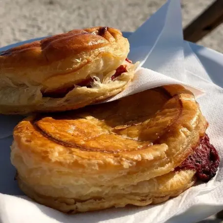 La pizzetta sfoglia patrimonio dell’umanità: crea dipendenza e attacchi di nostalgia