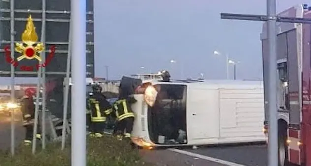 Olbia. Perde il controllo del furgone e si schianta contro le barriere spartitraffico: paura per un giovane