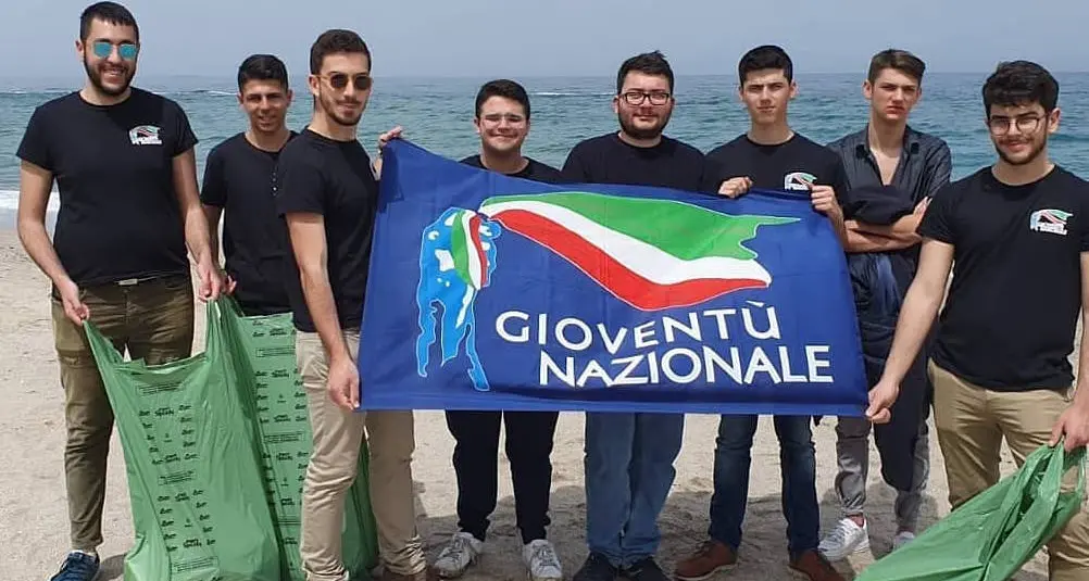 Gioventù Nazionale ripulisce la spiaggia di Platamona