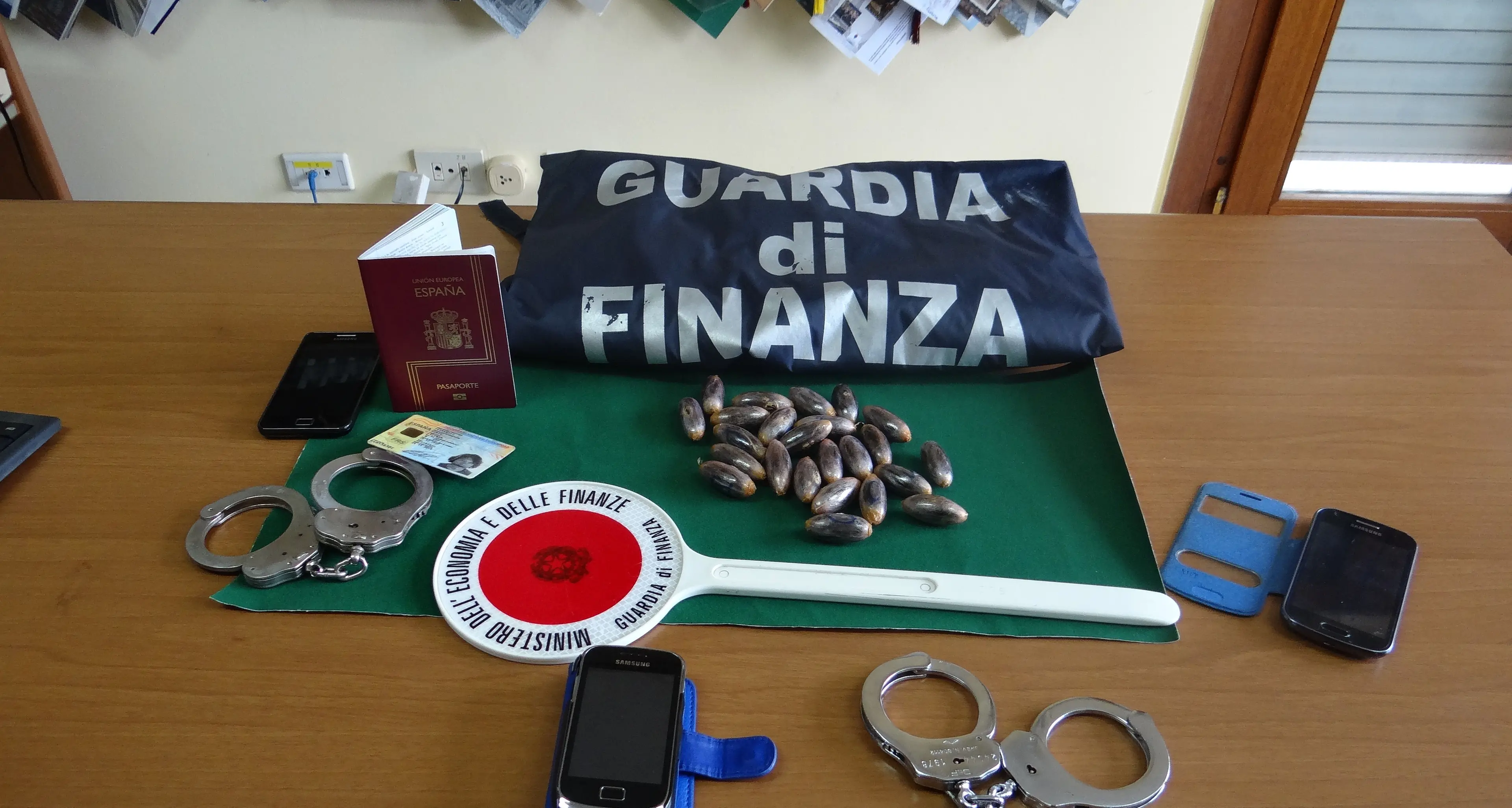 Alghero. La Guardia di Finanza arresta due corrieri con 1 kg di hascisc