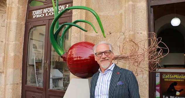 Giuseppe Carta omaggia la cipolla rossa di Tropea