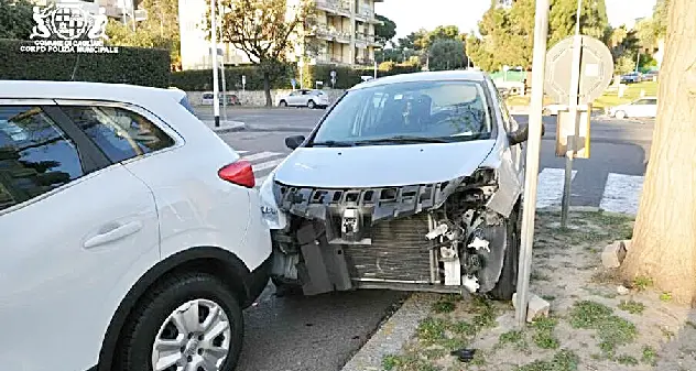 Tampona un’auto e scappa. E’ caccia al pirata della strada