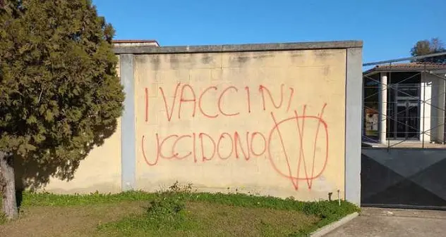 A Gonnosfanadiga scritte sui muri contro vaccini, green pass e assessore comunale