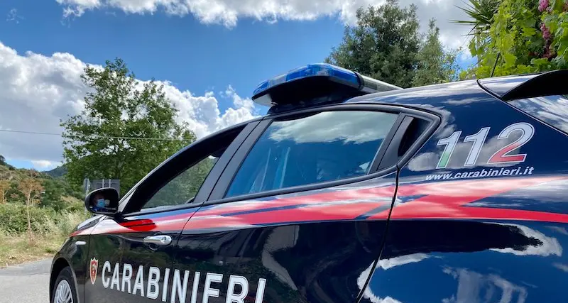 Coppia di Oristano trovata in possesso di due coltelli all’interno dell’auto: denunciati