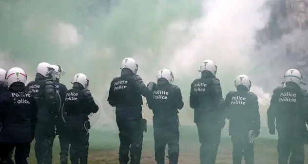 Bruxelles. Manifestazione no vax finisce in rivolta: lacrimogeni su dimostranti