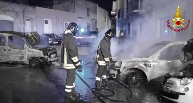 Un incendio coinvolge quattro autovetture a Pirri