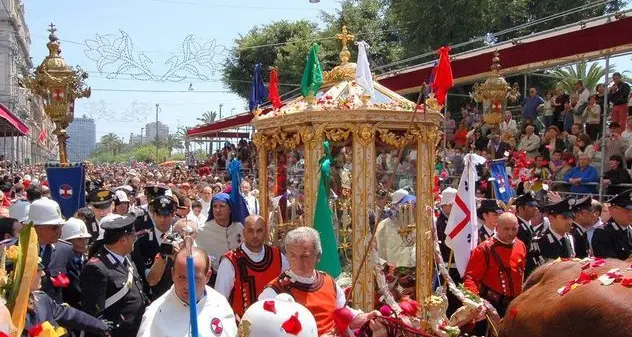 Festa di Sant'Efisio, vetro e lattine off-limits: l’ordinanza del Comune riguarda anche bar e locali pubblici