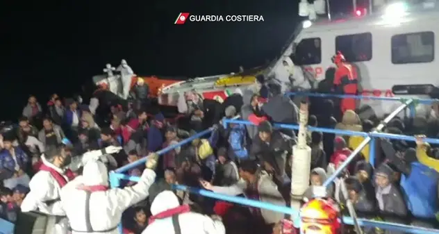 A Lampedusa sbarcano 280 migranti, sette morti. Sindaco: \"Noi lasciati soli\"