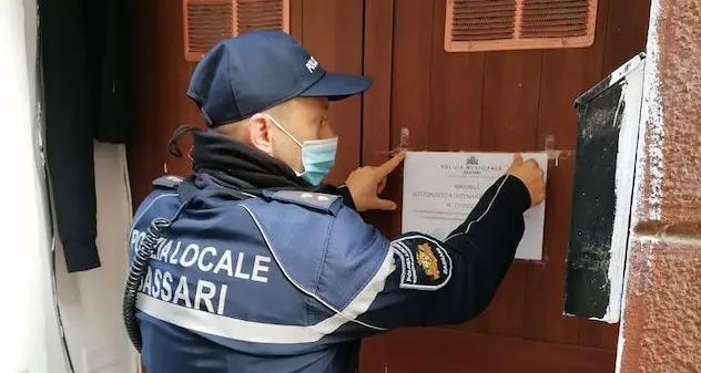 Sassari. Polizia locale sgombera magazzino in via La Marmora usato come abitazione