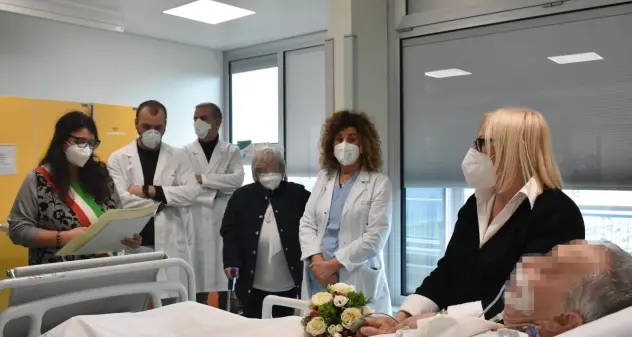 Genova: finisce in ospedale a una settimana dalle nozze e dice “sì” nel Reparto di Rianimazione