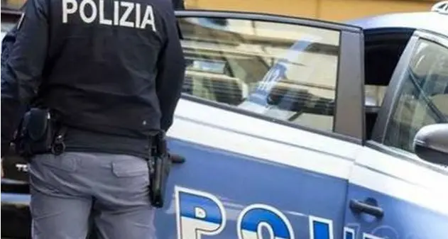 Si presenta all’hub vaccinale al posto del suo amico no-vax in cambio di una cena al ristorante, arrestato dalla Polizia