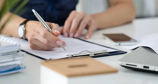 Cercava una receptionist chiedendo foto in costume alle candidate: 10mila euro di multa