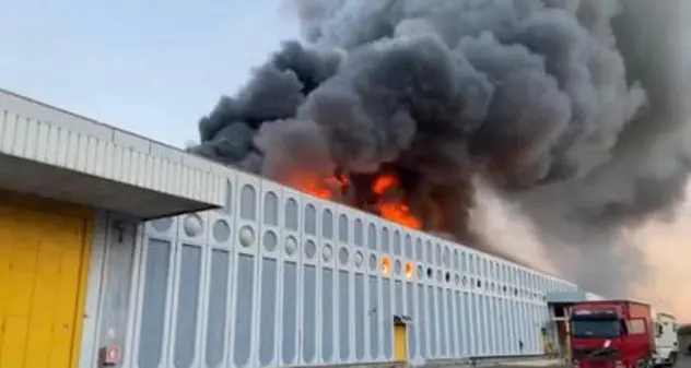 Incendio in un capannone di una ditta di spedizioni a Macchiareddu