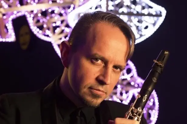 Michele Marelli, musicista, clarinettista, performer. Servizio fotografico realizzato nello studio di Marco Lodola, artista, a Pavia il 3 febbraio. Nelle foto compaiono sue opere realizzate con luce led.