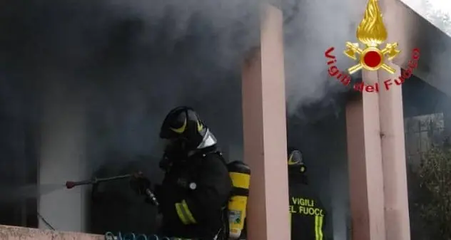 Incendio in una casa di campagna a Onifai, sul posto i vigili del fuoco