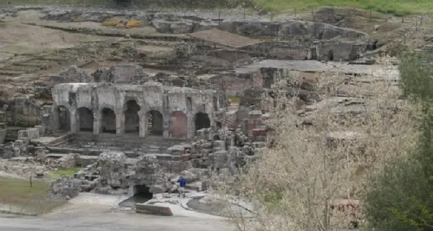 Lavano le stoviglie nelle acque termali dopo il pranzo di 1° maggio a Fordongianus, i turisti insorgono e postano i video sul web