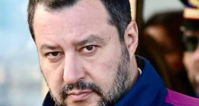 Accuse choc per Salvini: \"Va in bagno durante riunioni e torna pimpante\". Lui risponde: \"Non mi drogo\"