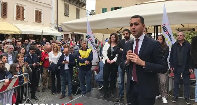 Di Maio ad Alghero incontra i sostenitori del M5s, con lui la fidanzata Virginia