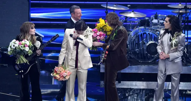 Sanremo: il palco incendiato dai Maneskin, l’energia di Fiorello e Amadeus riaccendono la fiducia del pubblico